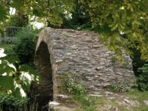 Cromwell's Bridge, Kenmare, Ireland – A historic 17th-century stone bridge surrounded by lush greenery, located in the charming town of Kenmare. A must-see landmark when exploring the scenic and cultural sites in County Kerry.