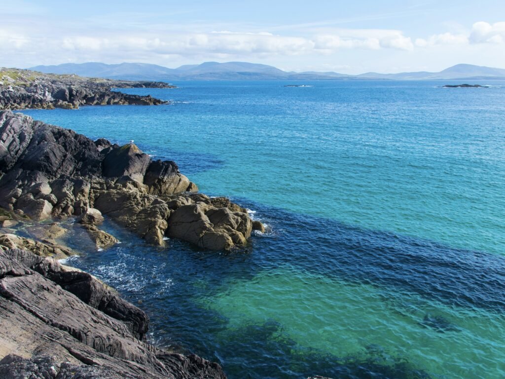 This image captures the stunning coastal views near Killarney, Ireland, showcasing the region’s natural beauty and scenic appeal. Known for its picturesque landscapes, Killarney offers visitors a perfect blend of breathtaking views and memorable dining experiences at some of the best places to eat and drink nearby. Whether enjoying a meal at a seaside restaurant or sipping a drink with views like these, Killarney provides an unforgettable setting for any food lover.